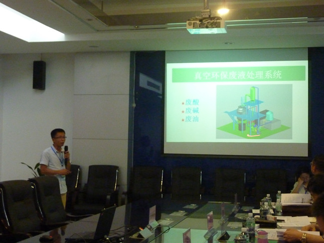 佛真代表講解&ldquo;真空環(huán)保廢液處理系統(tǒng)&rdquo;現(xiàn)場(chǎng)
